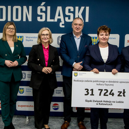 Grzegorz Boski, wicemarszałek, wręcza symboliczne czeki na Stadion Śląski. (wygenerowano przez AI)