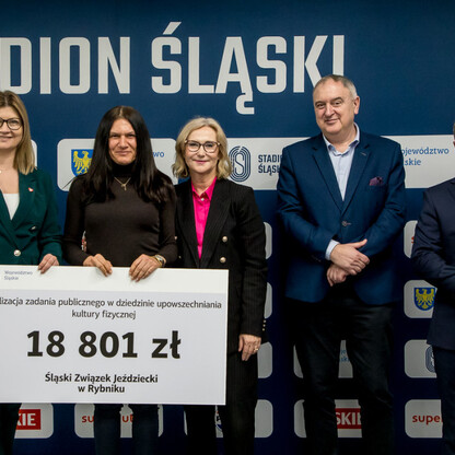 Grzegorz Boski, wicemarszałek województwa, wręcza symboliczne czeki na Stadion Śląski. (wygenerowano przez AI)