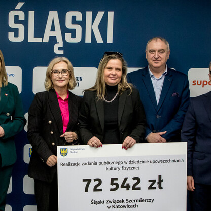 Grzegorz Boski, wicemarszałek Województwa Śląskiego, prezentuje symboliczny czek na 72,542 zł, wspierając działania w kulturze fizycznej i bezpieczeństwie publicznym. (wygenerowano przez AI)