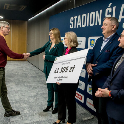 Grzegorz Boski, wicemarszałek województwa, wręcza symboliczne czeki na Stadionie Śląskim. (wygenerowano przez AI)