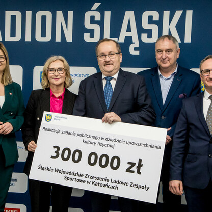 Grzegorz Boski, wicemarszałek, wręcza symboliczne czeki na Stadion Śląski. (wygenerowano przez AI)