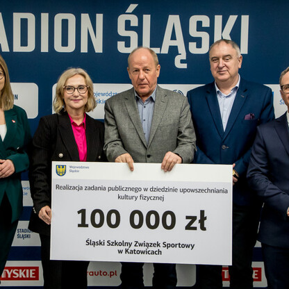 Grzegorz Boski, wicemarszałek województwa, wręcza symboliczne czeki na Stadionie Śląskim. (wygenerowano przez AI)