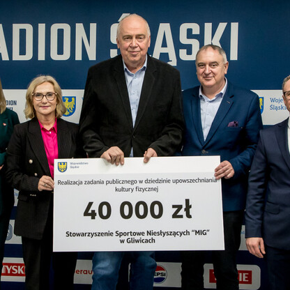 Grzegorz Boski, wicemarszałek województwa, wręcza symboliczne czek na Stadion Śląski. (wygenerowano przez AI)