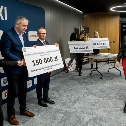 Grzegorz Boski, wicemarszałek województwa, wręcza symboliczne czeki na Stadionie Śląskim. (wygenerowano przez AI)