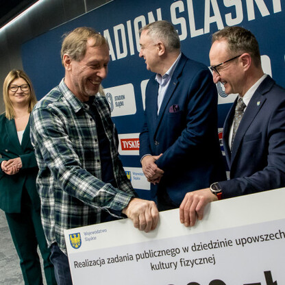 Grzegorz Boski, wicemarszałek Województwa Śląskiego, wręcza symboliczne czeki na Stadionie Śląskim. (wygenerowano przez AI)