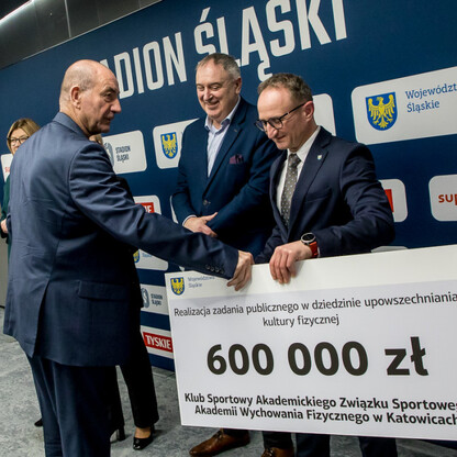 Grzegorz Boski, wicemarszałek województwa, wręcza symboliczne czeki na Stadionie Śląskim. (wygenerowano przez AI)