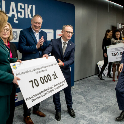 Grzegorz Boski, wicemarszałek Województwa Śląskiego, wręcza symboliczne czeki na Stadionie Śląskim. (wygenerowano przez AI)
