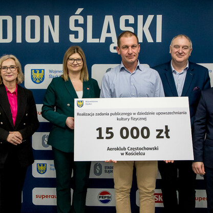 Grzegorz Boski, wicemarszałek Województwa Śląskiego, wręcza symboliczne czeki na Stadionie Śląskim. (wygenerowano przez AI)