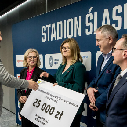 Symboliczne czeki na Stadionie Śląskim, wsparcie dla Śląskiego Aviation Club. (wygenerowano przez AI)