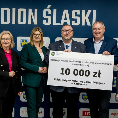 Grzegorz Boski, wicemarszałek Województwa Śląskiego, wręcza symboliczne czeki na Stadionie Śląskim. (wygenerowano przez AI)