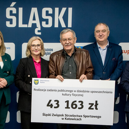 Grzegorz Boski, wicemarszałek Województwa Śląskiego, wręcza symboliczne czeki na Stadion Śląski. (wygenerowano przez AI)