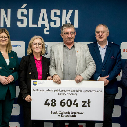 Grzegorz Boski, wicemarszałek Województwa Śląskiego, wręcza symboliczne czeki na Stadion Śląski. (wygenerowano przez AI)