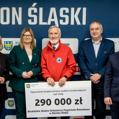 Grzegorz Boski, wicemarszałek województwa, wręcza symboliczne czeki na Stadionie Śląskim. (wygenerowano przez AI)