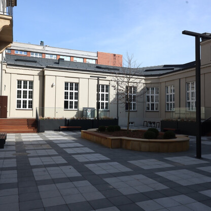 Modern, open-air courtyard at spinPLACE, a creative hub fostering innovation and academic exchange. (wygenerowano przez AI)