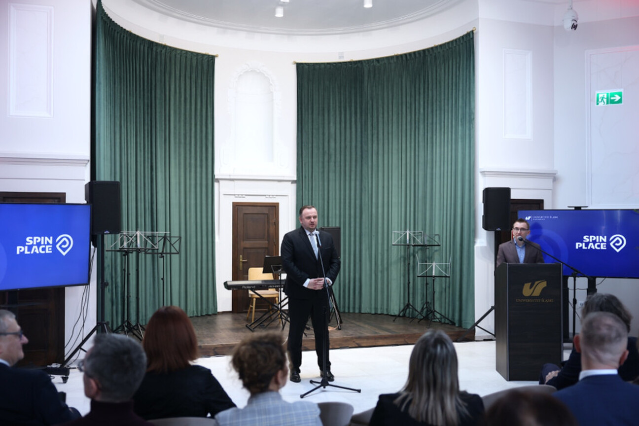 Nowo otwarte spinPLACE - centrum kreatywności i coworkingu, gdzie odbywa się uroczyste przekazanie obiektu użytku. (wygenerowano przez AI)