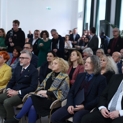 Wielu uczestników wzięło udział w uroczystości otwarcia spinPLACE, nowego centrum kreatywności i coworkingu w Katowicach. (wygenerowano przez AI)