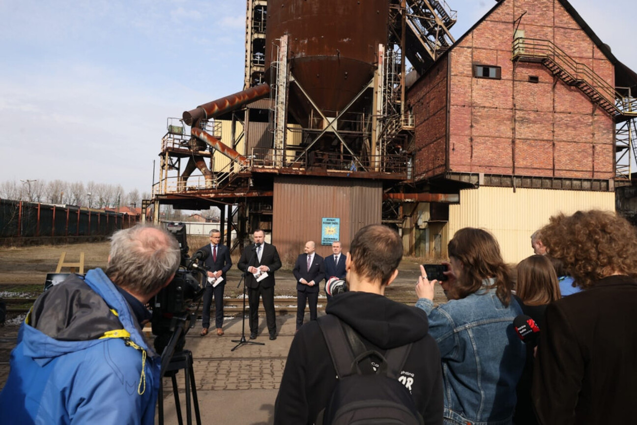 Wielki Piec Huty „Pokój” w Ruda Śląska: konferencja prasowa o rewitalizacji. (wygenerowano przez AI)