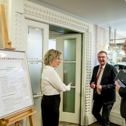 Regionalne liderzy dyskutują o rozwiązaniach dla problemu odpadów w Śląsku. (wygenerowano przez AI)