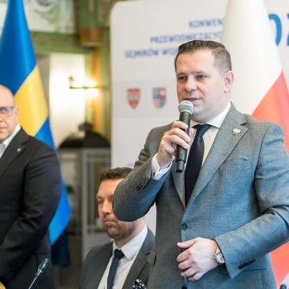 Na zdjęciu: Przewodniczący Sejmiku Województwa Śląskiego Mirosław Mazur przemawia na konwencie przewodniczących sejmików, omawiając problem illegalnego składowania odpadów. (wygenerowano przez AI)