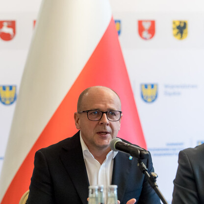 Formalna sesja w Wiśle, uczestnicy dyskutują o rozwiązaniu problemu nielegalnego składowania odpadów. (wygenerowano przez AI)