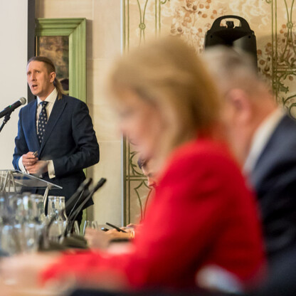 Widoczna jest konferencja w Wisłę, gdzie przedstawiciele sejmików dyskutują o problemie nielegalnego składowania odpadów. (wygenerowano przez AI)