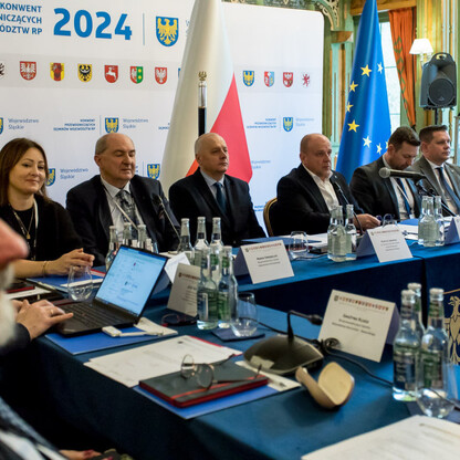 Przedstawiciele sejmików z różnych województw Polski spotkali się w Wisłę, omawiając problemy z illegalnym składowaniem odpadów. (wygenerowano przez AI)