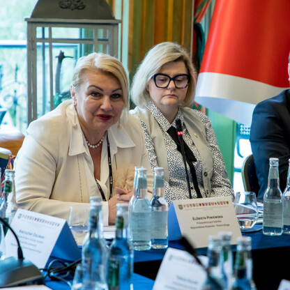 Regionalne liderzy dyskutują o rozwiązaniu problemu nielegalnego składowania odpadów w Śląsku. (wygenerowano przez AI)