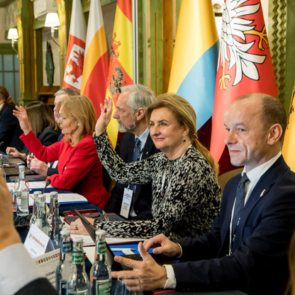Regionalne liderzy dyskutują o rozwiązaniu problemu nielegalnego składowania odpadów w Śląsku. (wygenerowano przez AI)