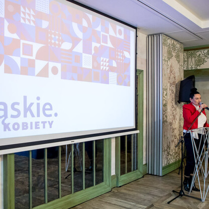 Formalne spotkanie samorządowców omawiające problem nielegalnego składowania odpadów w Śląsku. (wygenerowano przez AI)