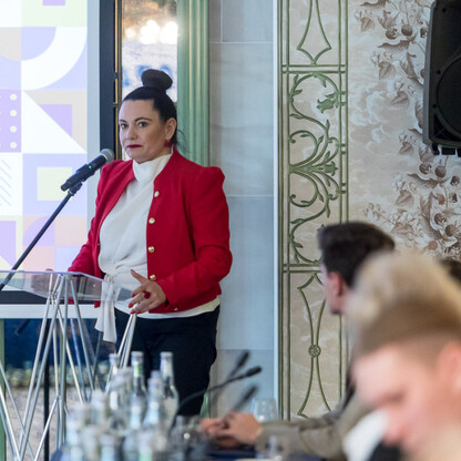 Na zdjęciu widoczna jest konferencja lokalnych samorządowców omawiająca problemy z odpadami. (wygenerowano przez AI)