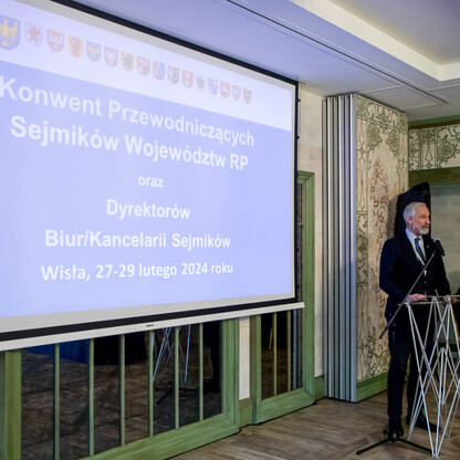 Podczas konwentu Przewodniczących Sejmików Województw RP w Wiśle omawiano problem illegalnego składowania odpadów. (wygenerowano przez AI)
