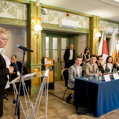 Formalna sesja w Wiśle: Przewodniczący i wiceprzewodniczący sejmików dyskutują o rozwiązaniu problemu nielegalnego składowania odpadów. (wygenerowano przez AI)