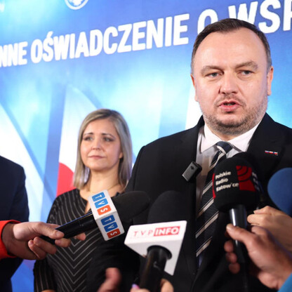 Formalna konferencja prasowa w Sosnowcu, gdzie marszałek województwa Śląskiego, Jakub Chełstowski, omawia trójstronną współpracę z Czechami i Słowakami. (wygenerowano przez AI)