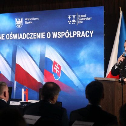 Podczas uroczystości podpisano Trójstronne Oświadczenie o Współpracy między Województwem Śląskim a słowackim Samorządowym Krajem Żylińskim i czeskim Krajem Morawsko-Śląskim. (wygenerowano przez AI)