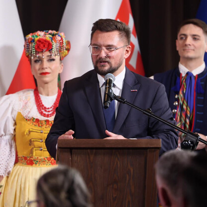 Podczas uroczystości podpisano Trójstronne Oświadczenie o Współpracy w Istebnej. (wygenerowano przez AI)