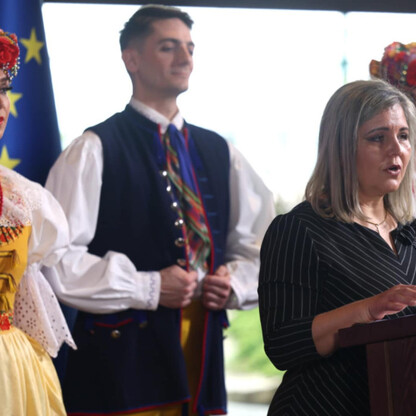 Podpis: Uroczystość podpisania Trójstronnego Oświadczenia o Współpracy w Istebnej, gdzie reprezentanci trzech regionów podkreślają wspólne cele i potencjał rozwoju. (wygenerowano przez AI)