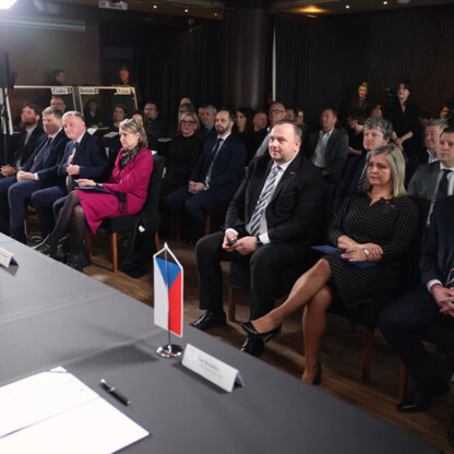 Podpis: Uroczyste podpisanie Trójstronnego Oświadczenia o Współpracy w Istebnej, gdzie przedstawiciele trzech regionów podkreślają związek i współpracę w interesujących obszarach. (wygenerowano przez AI)
