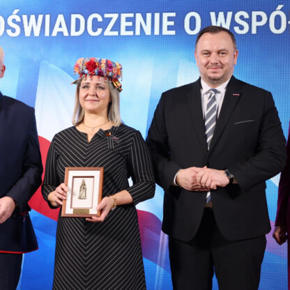 Trójstronne podpisanie Trójstronnego Oświadczenia o Współpracy w Istebnej, reprezentanci Śląska, Czech i Słowacji. (wygenerowano przez AI)
