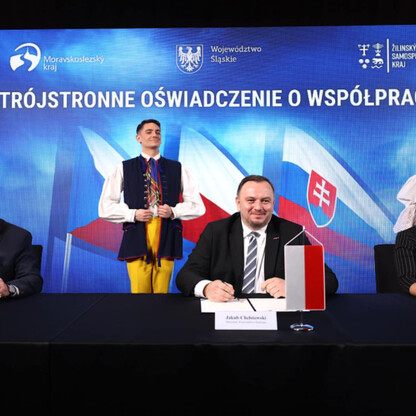 Podpis: Uroczyste podpisanie Trójstronnego Oświadczenia o Współpracy w Istebnej, promującą współpracę między Śląskiem, Morawsko-Śląskiem i Żylińskim. (wygenerowano przez AI)