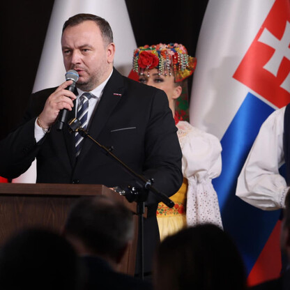 Podpis: Uroczystość podpisania Trójstronnego Oświadczenia o Współpracy w Istebnej, z udziałem przedstawicieli Silesia, Czech i Słowacji. (wygenerowano przez AI)