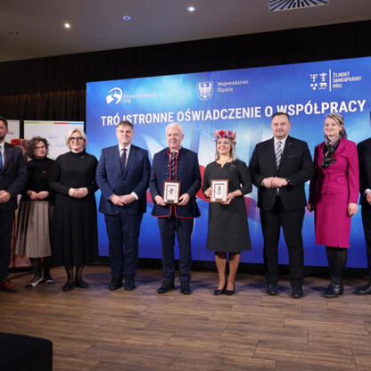 Podpis: Uroczyste podpisanie Trójstronnego Oświadczenia o Współpracy między Śląskiem, Morawsko-Śląskiem i Żylińskim. (wygenerowano przez AI)
