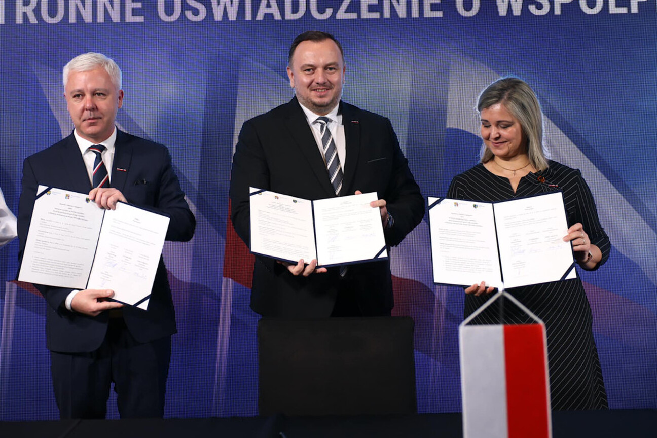 Trójstronne podpisywanie dokumentów w trakcie ceremonii kooperacji między Silesią, Žiliną i Morawsko-Śląskiem. (wygenerowano przez AI)