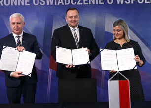 Trójstronne podpisywanie dokumentów w trakcie ceremonii kooperacji między Silesią, Žiliną i Morawsko-Śląskiem. (wygenerowano przez AI)