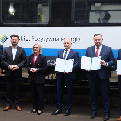 Oficjalna inauguracja dostaw nowych elektrycznych zespołów trakcyjnych dla Kolei Śląskich. (wygenerowano przez AI)