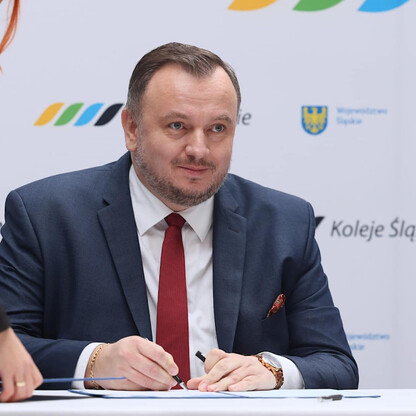 Podpis: Uroczysta podpisanie umowy na nowe elektryczne zespoły trakcyjne Kolei Śląskich, zgodnie z planem rozwoju transportu regionalnego. (wygenerowano przez AI)