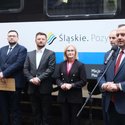 Grupa osób podczas uroczystości związanych z dostawą nowych elektrycznych zespołów trakcyjnych dla Kolei Śląskich. (wygenerowano przez AI)