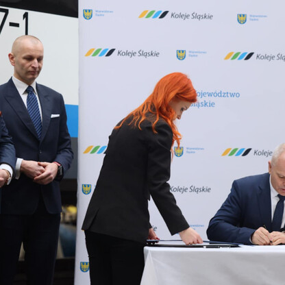 Podpis: Uroczyste podpisanie umowy na dostawę 26 nowoczesnych elektrycznych zespołów trakcyjnych dla Kolei Śląskich. (wygenerowano przez AI)