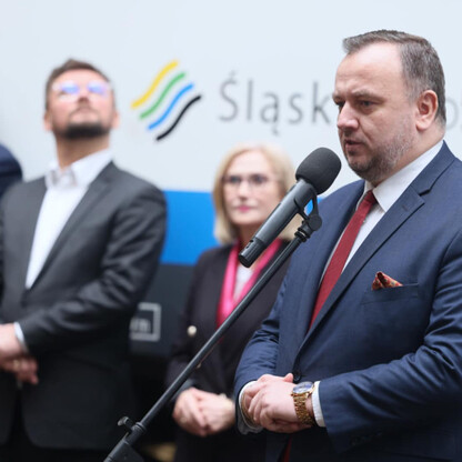 Na zdjęciu przedstawiono konferencję prasową z udziałem przedstawicieli Kolei Śląskich i Newag S.A., podpisując umowę o dostawę 26 elektrycznych zespołów trakcyjnych do Kolei Śląskich z fundowaniem z  (wygenerowano przez AI)