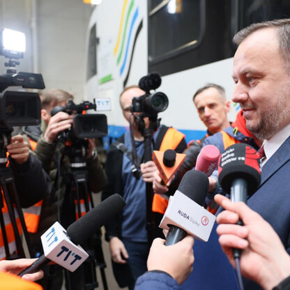 Na zdjęciu przedstawiono konferencję prasową dotyczącą zakupu 26 elektrycznych zespołów trakcyjnych dla Kolei Śląskich. (wygenerowano przez AI)