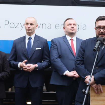 Podczas uroczystości dostarczenia nowych elektrycznych zespołów trakcyjnych Kolei Śląskich, marszałek Jakub Chełstowski, wicemarszałek Łukasz Czopik oraz prezes Newag Zbigniew Konieczek podpisali umow (wygenerowano przez AI)